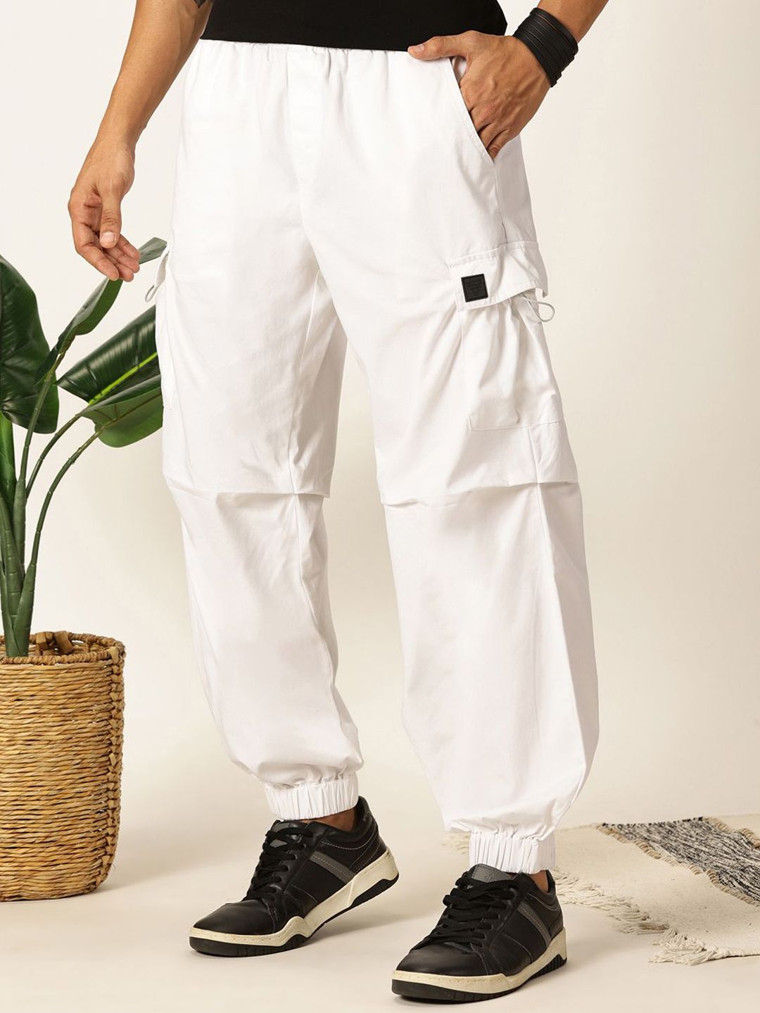 Thomas Scott Men Comfort Mid-Rise Easy Wash Cargos Trousers