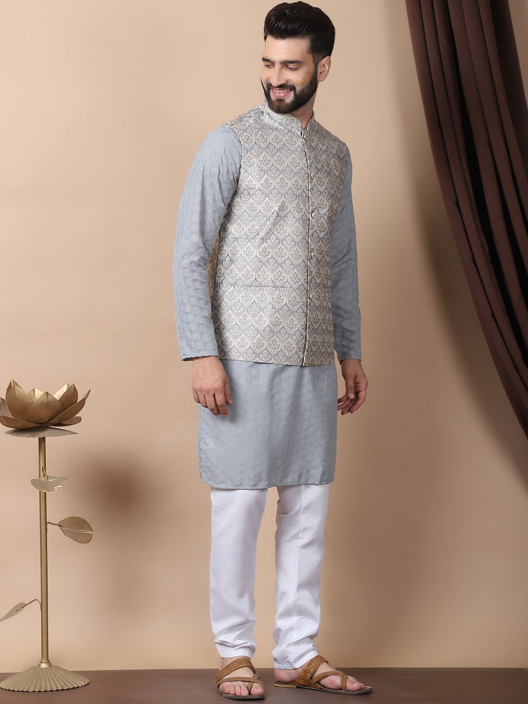 Anouk Grey Floral Sulam Benang Berfungsi Kurta Kapas Tulen dengan Jaket Churidar & Nehru