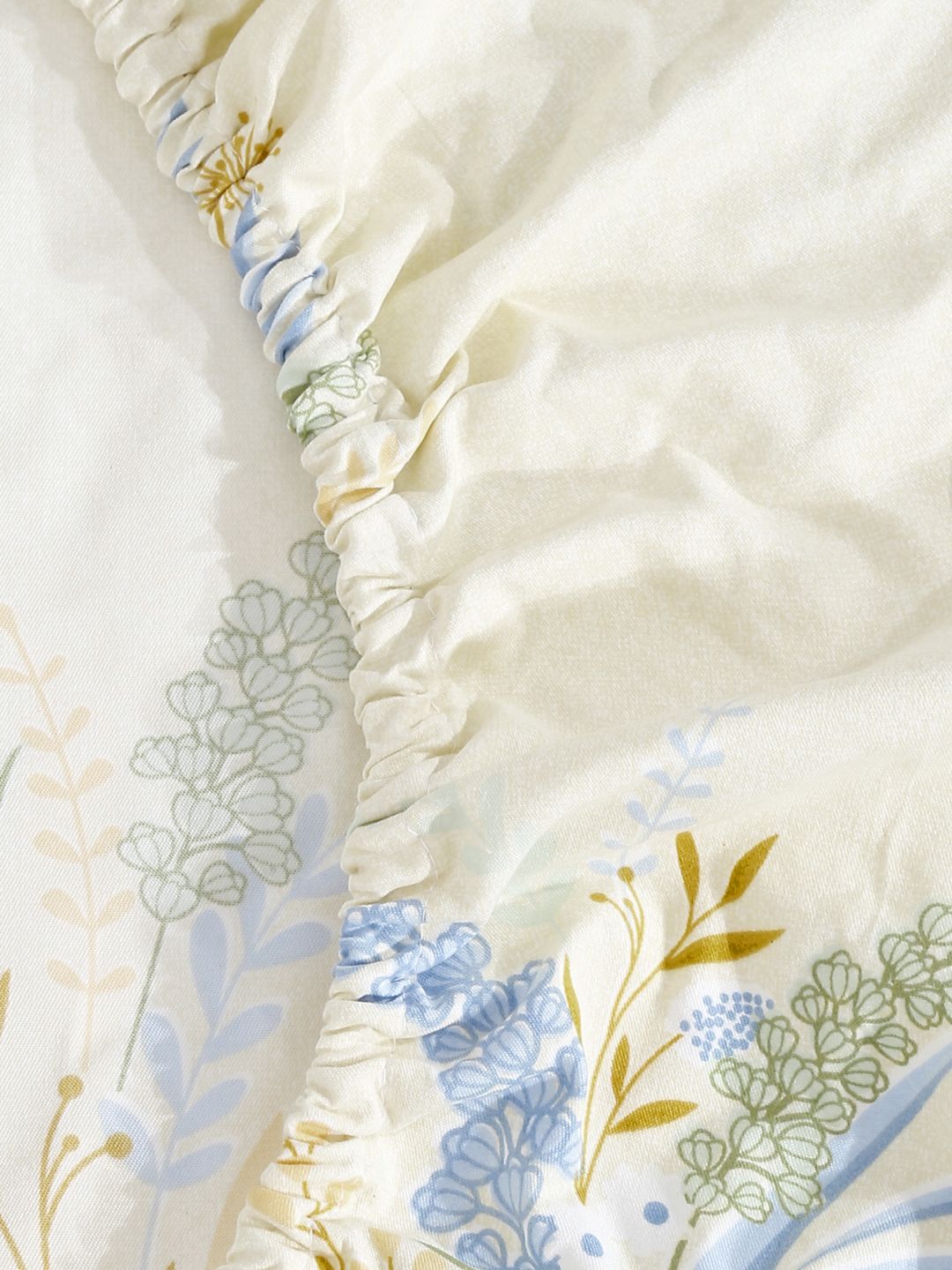 KLOTTHE White & Blue Floral Printed 300 TC Fitted King Bedsheet with 2 Pillow Covers