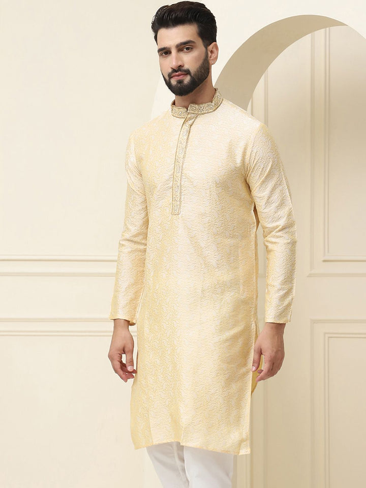 SOJANYA Kurta Lurus Tenunan Berwarna Emas Lelaki
