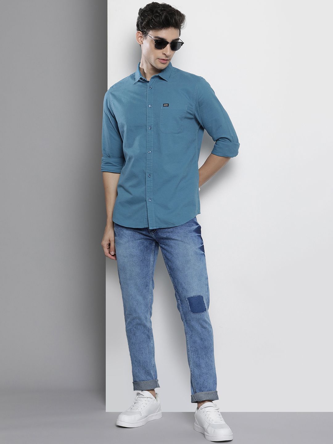 The Indian Garage Co Men Blue Mildly Distressed Light Fade Cropped Stretchable Jeans