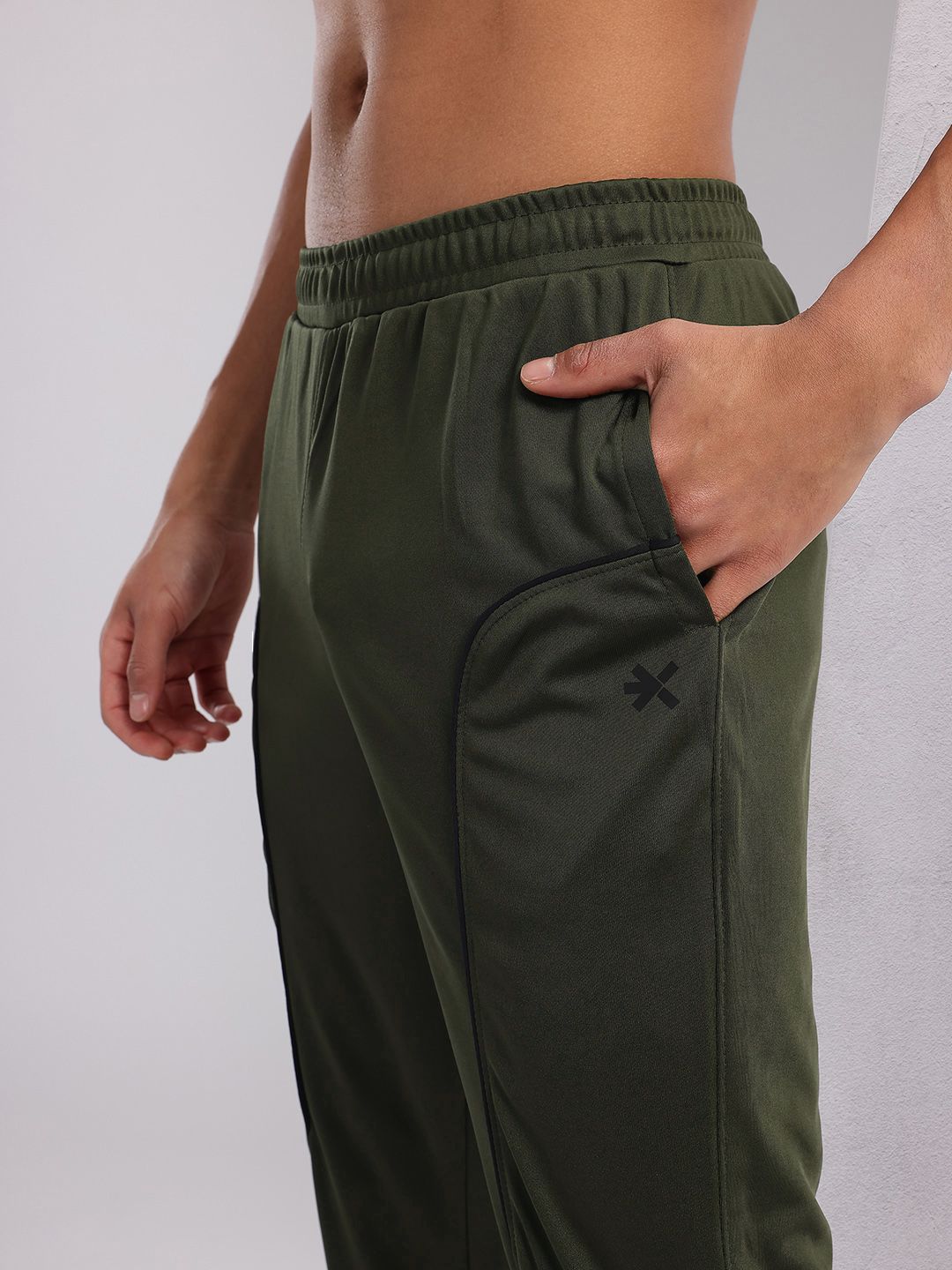 HRX by Hrithik Roshan Men Mid-Rise Rapid-Dry Training Joggers with Contrast Piping