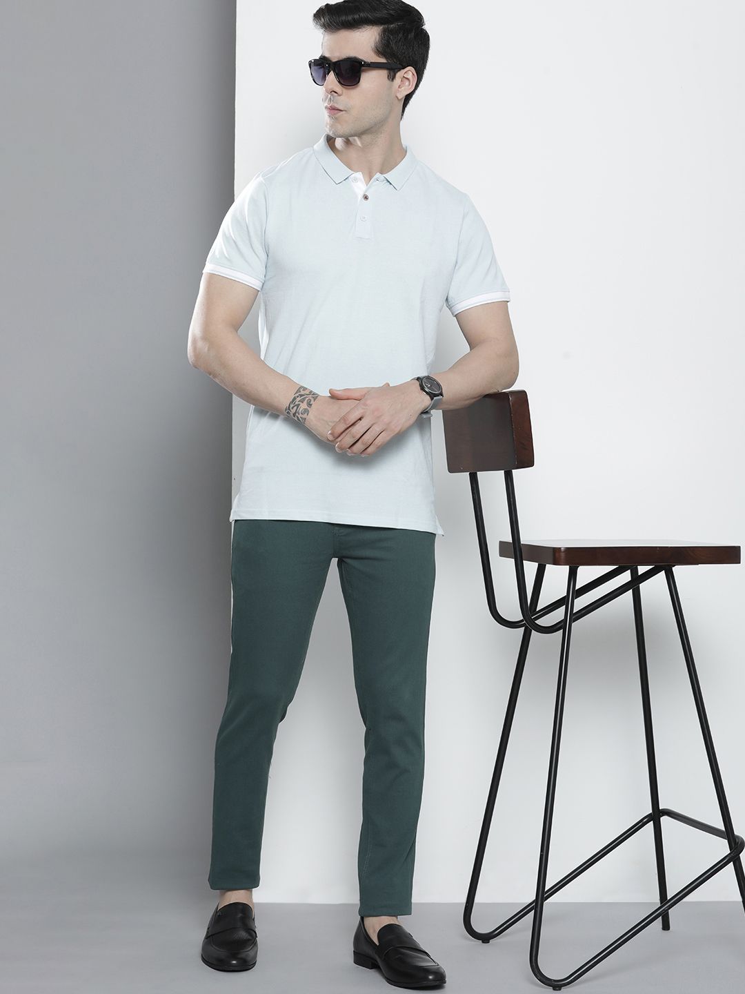 The Indian Garage Co Men Charcoal Grey Solid Chinos Trousers