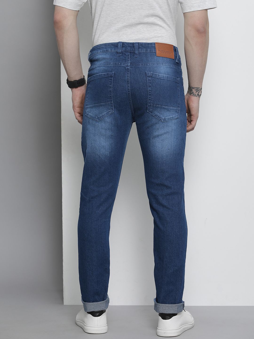 The Indian Garage Co Men Slim Fit Mildly Distressed Stretchable Light Fade Jeans