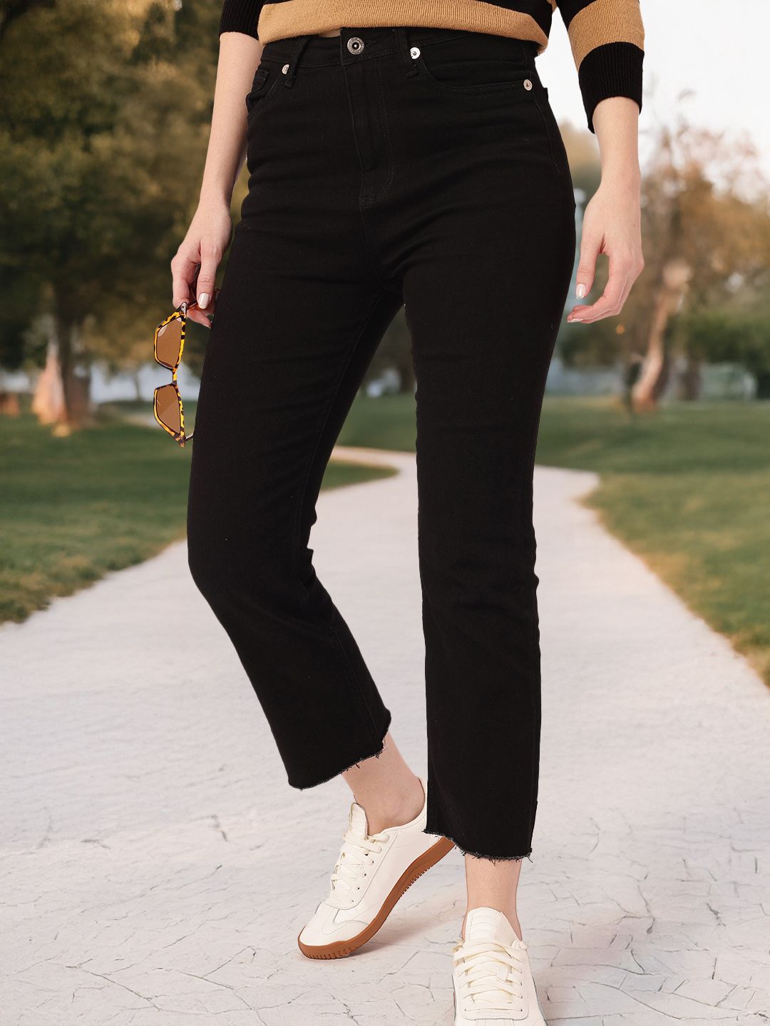 DressBerry Women Classic Touch Stretchable Frayed Cropped Jeans
