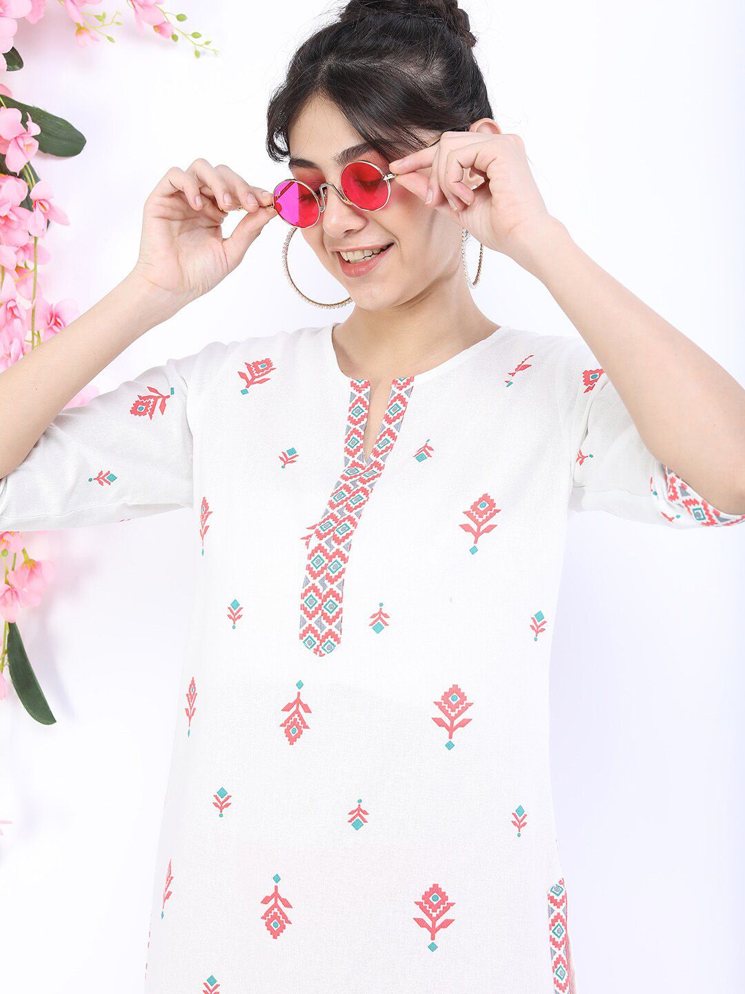 Vishudh Women Off White Floral Embroidered Kurta