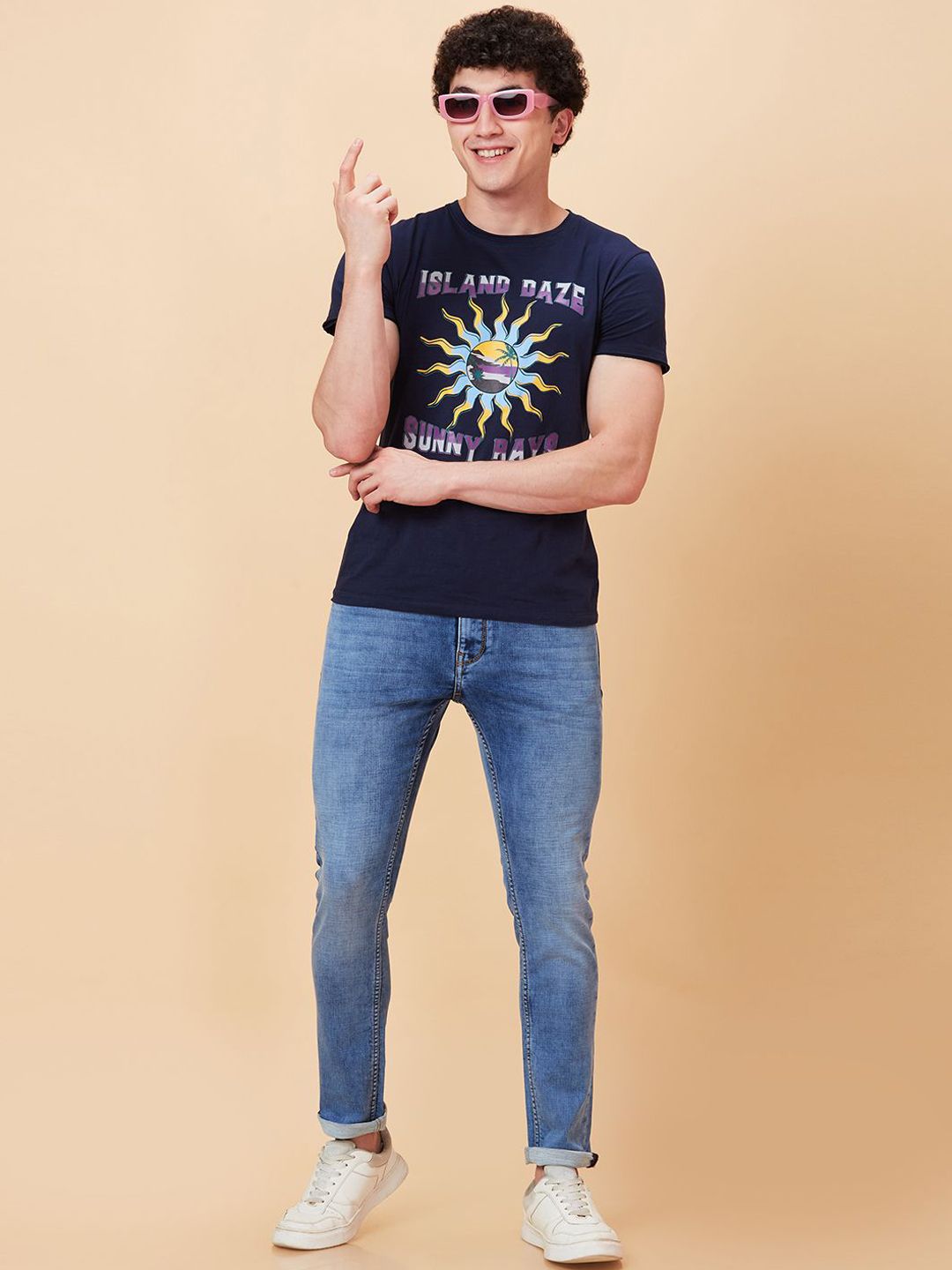 Menjadi lelaki manusia langsing sesuai dengan seluar jeans berat