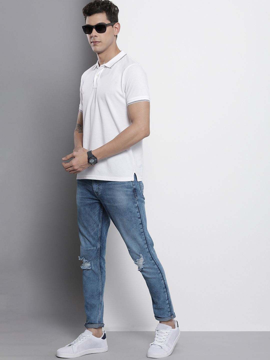 The Indian Garage Co Men Carrot Fit Low Distress Light Fade Stretchable Jeans