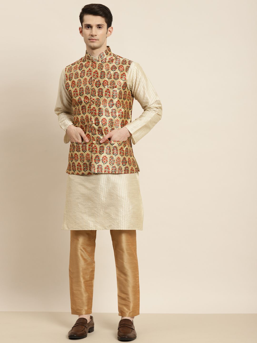 SOJANYA Kurta Berwarna Krim & Beige Lelaki dengan Jaket Churidar & Nehru