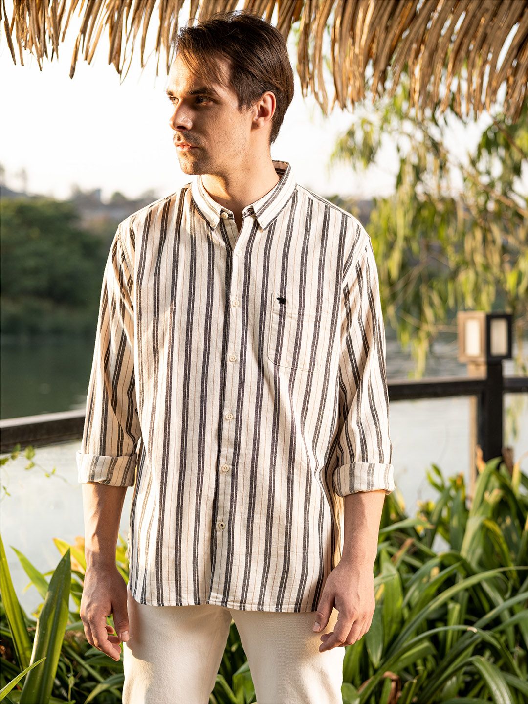 THE BEAR HOUSE Men Off-White & Black Slim Fit Striped Casual Cotton Shirt