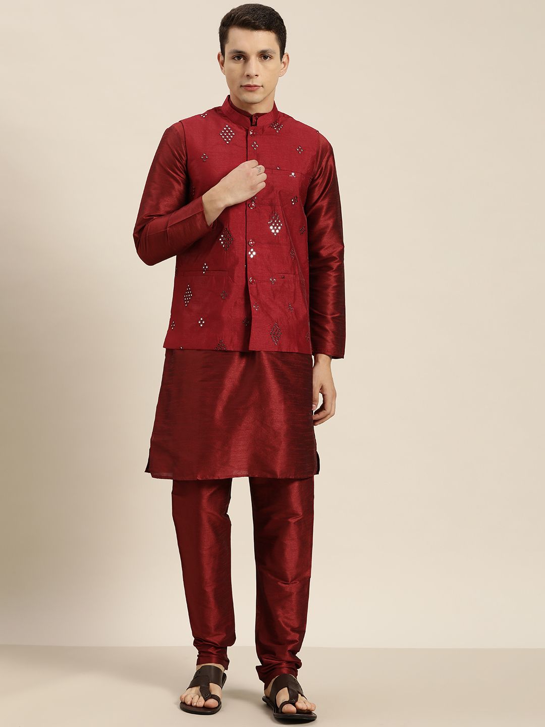 SOJANYA Men Maroon Bordir Cermin Kurta Kerja dengan Churidar