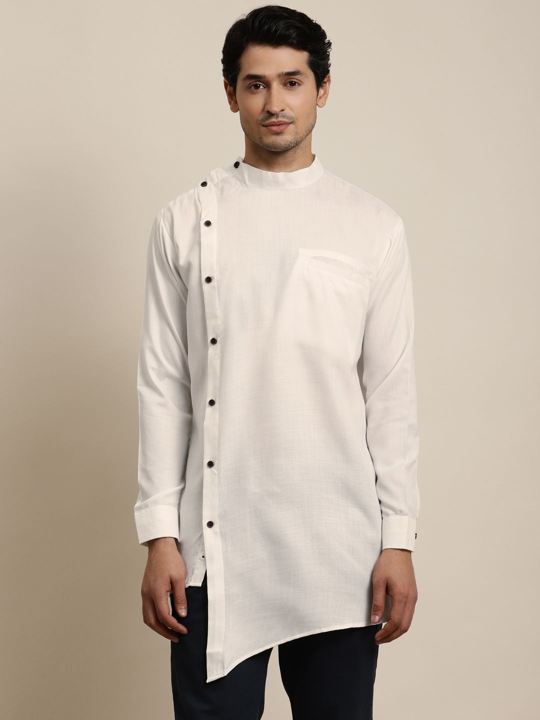 Anug oleh SOJANYA Men Off White Asymmetric Hemline Kurta