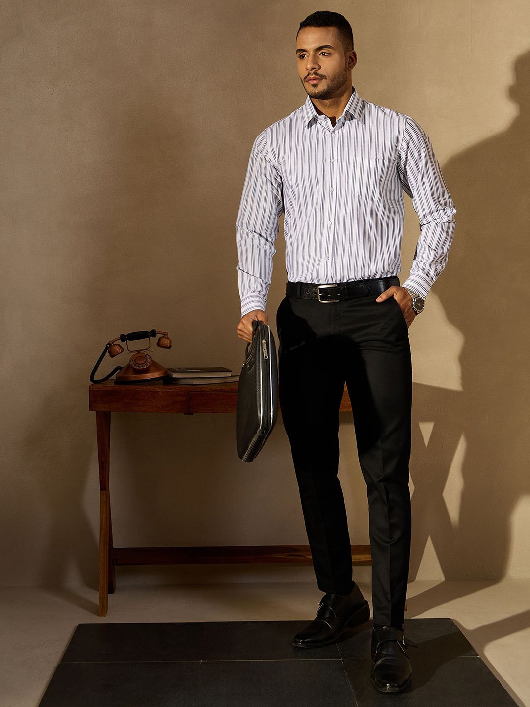DENNISON Men Vertical Stripes Spread Collar Regular Fit Formal Shirt