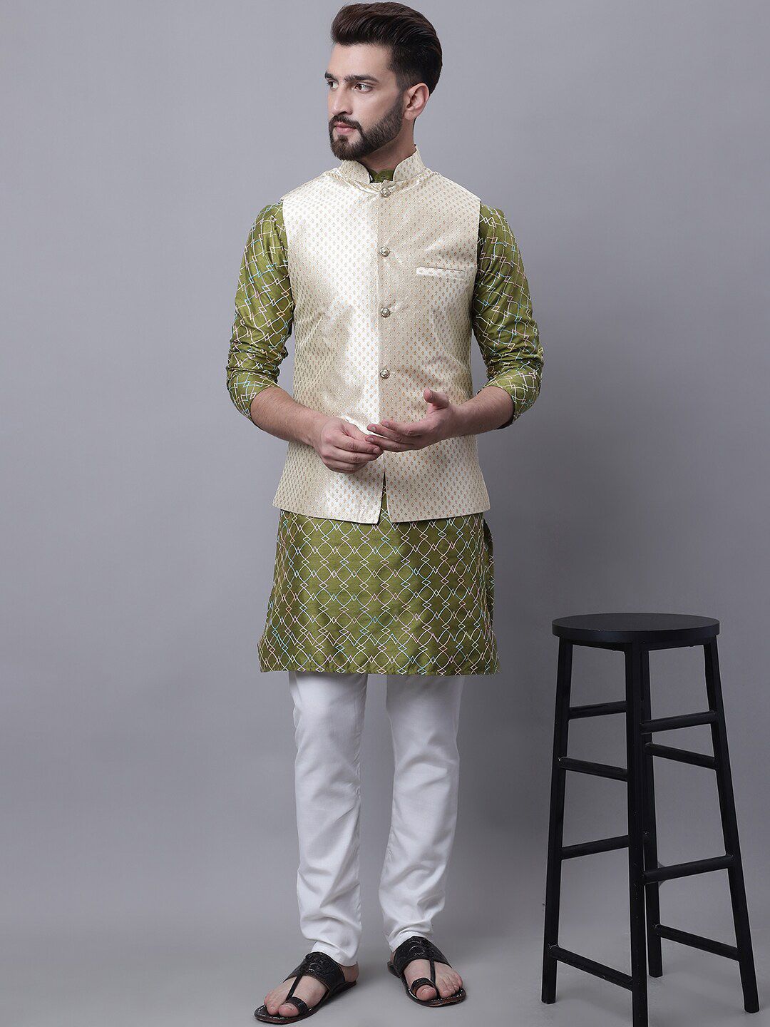 SOJANYA Embroidered Thread Work Kurta With Churidar