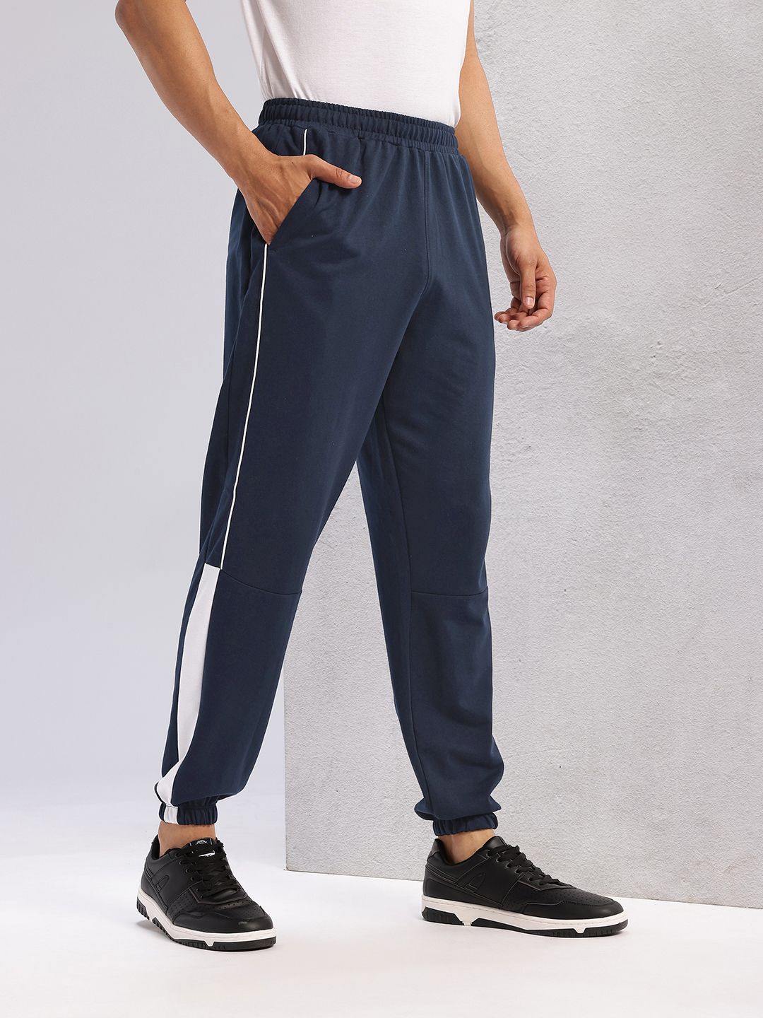 HRX by Hrithik Roshan Men Contrast Piping Mid-Rise Lifestyle Joggers