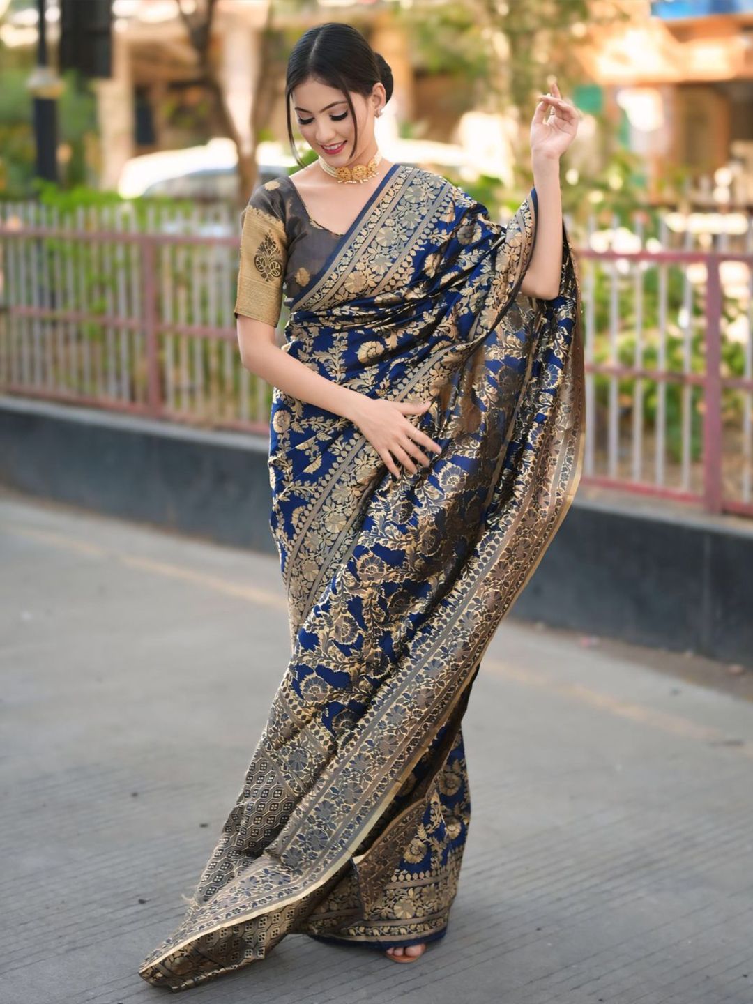 KALINI Ethnic Motifs Woven Design Zardozi Banarasi Saree with Blouse Piece