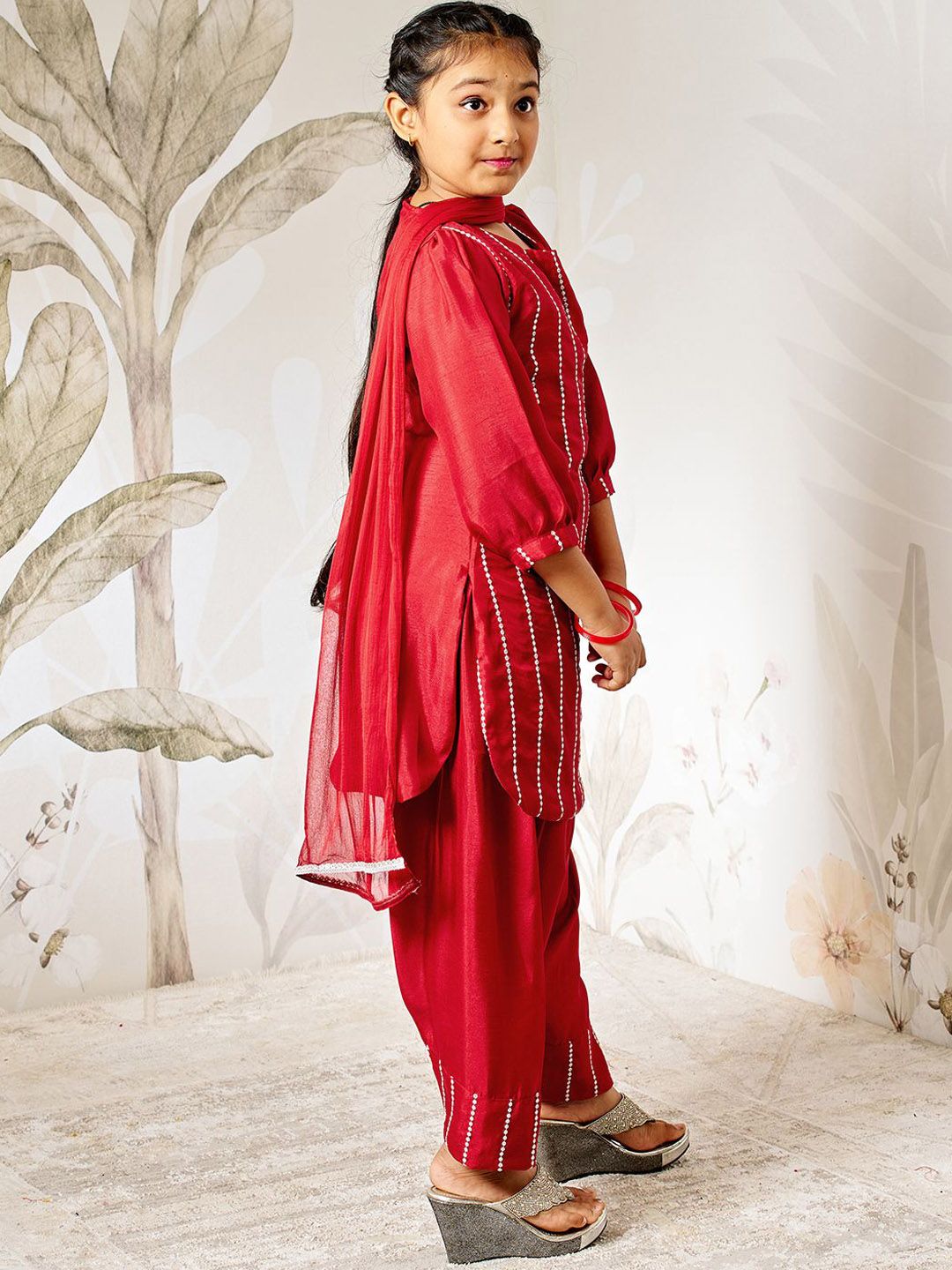 VASTRAMAY Girls Geometric Embroidered Sequinned Puff Sleeves Kurta With Patiala & Dupatta