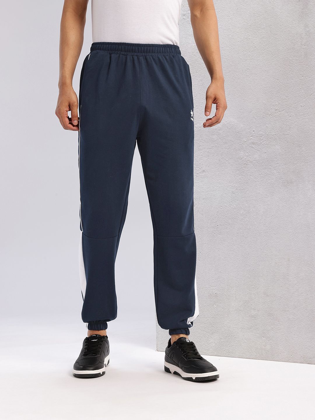 HRX by Hrithik Roshan Men Contrast Piping Mid-Rise Lifestyle Joggers