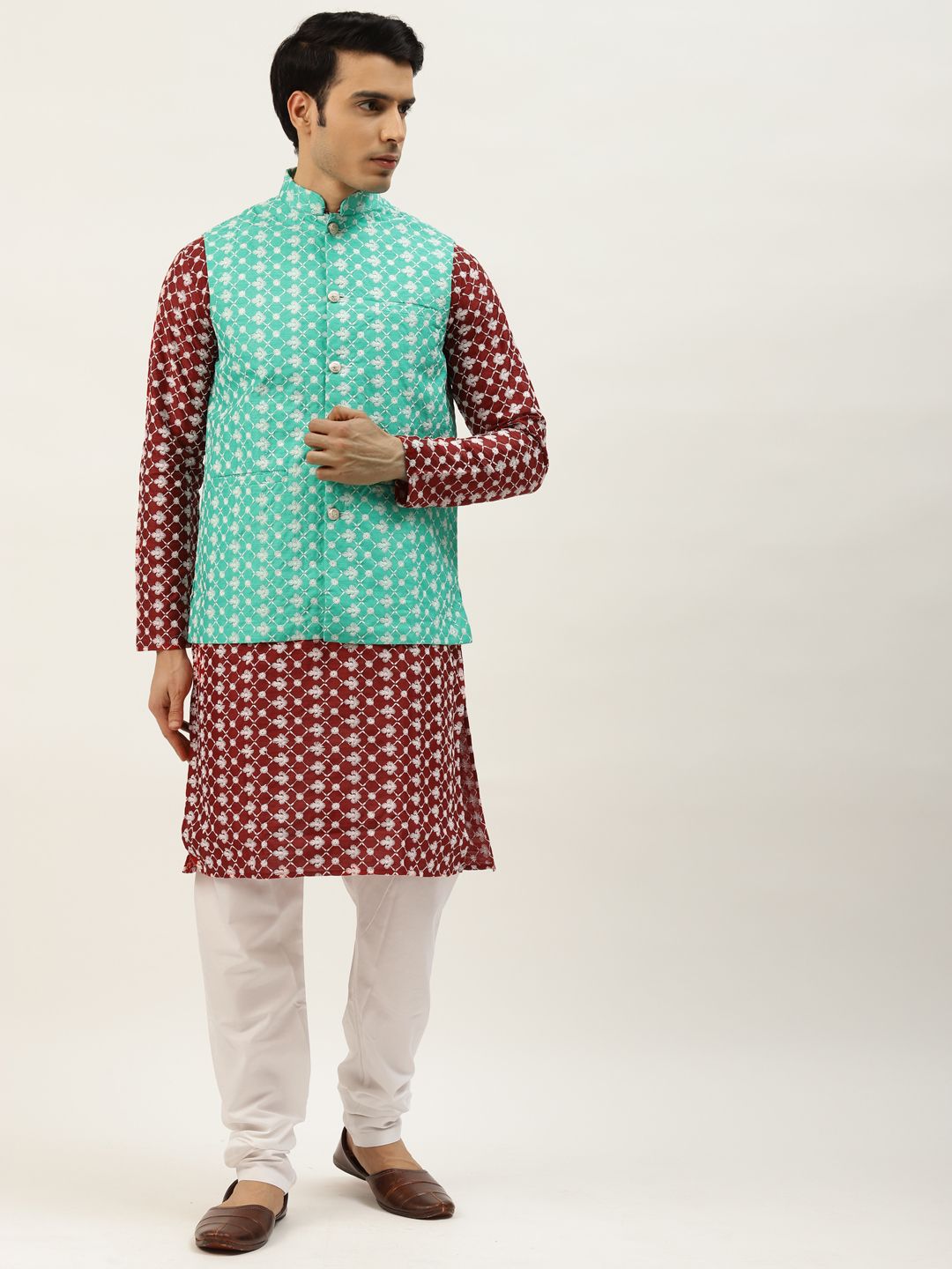SOJANYA Men Maroon Chikankari Sulam Kurta dengan Jaket Churidar & Nehru