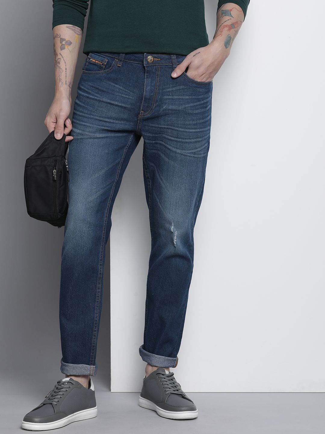 The Indian Garage Co Men Slim Fit Mildly Distressed Light Fade Stretchable Jeans