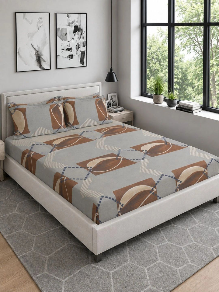 Moda Rapido X KLOTTHE Grey & Brown Geometric 300 TC King Bedsheet with 4 Pillow Covers
