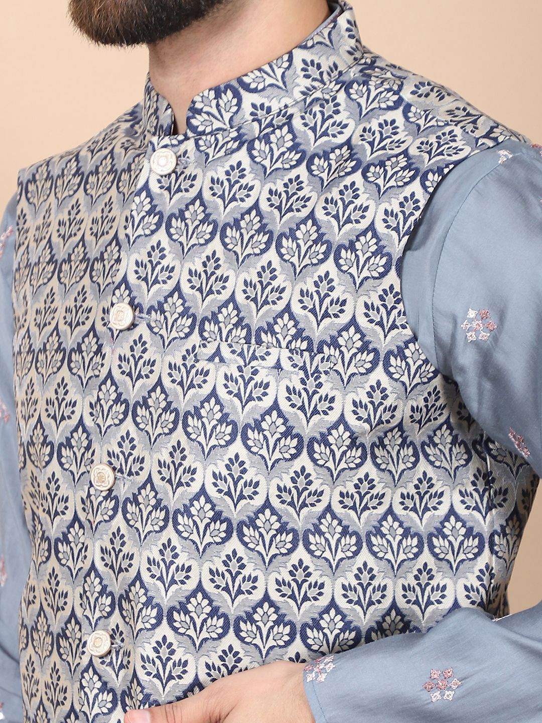 Kurta Sutera Kapas Bersulam Bunga Kelabu Anouk dengan Jaket Churidar & Nehru
