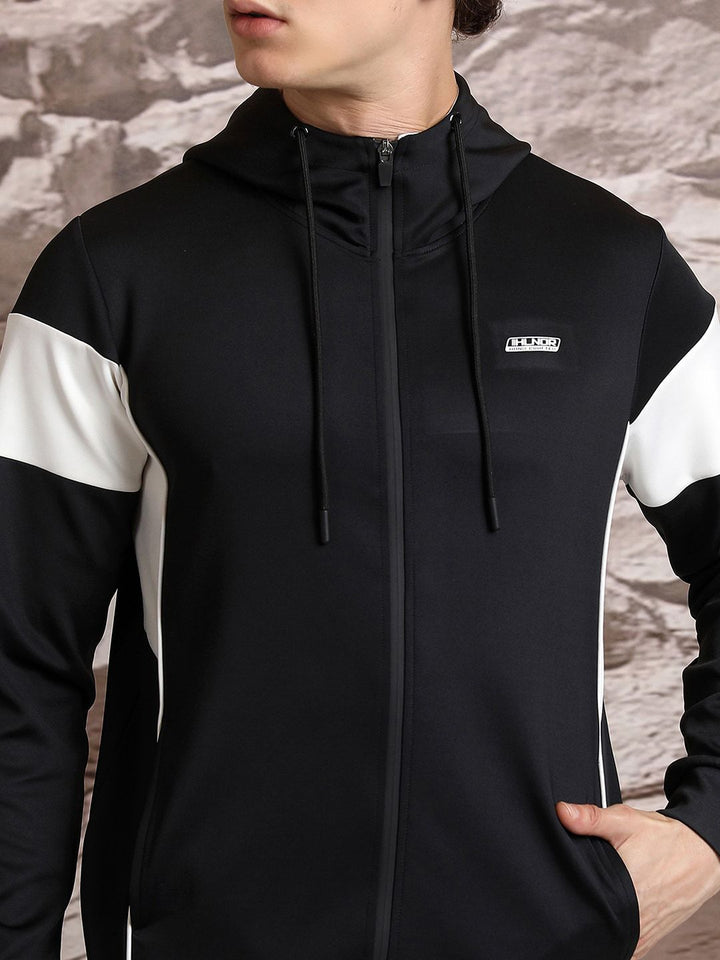Highlander berkerudung dengan sweatshirt leher tinggi yang sesuai dengan seluar