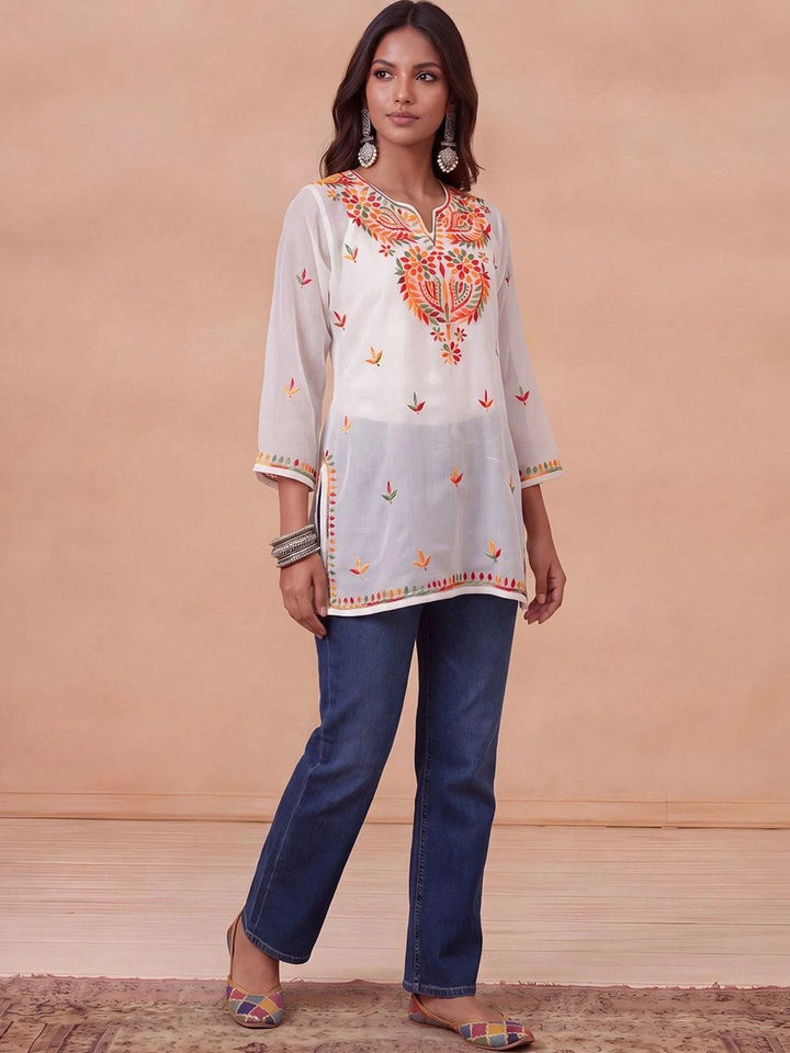 Rumah Wanita Chikankari Motif Etnik Sulaman Benang Karya Georgette Kurta