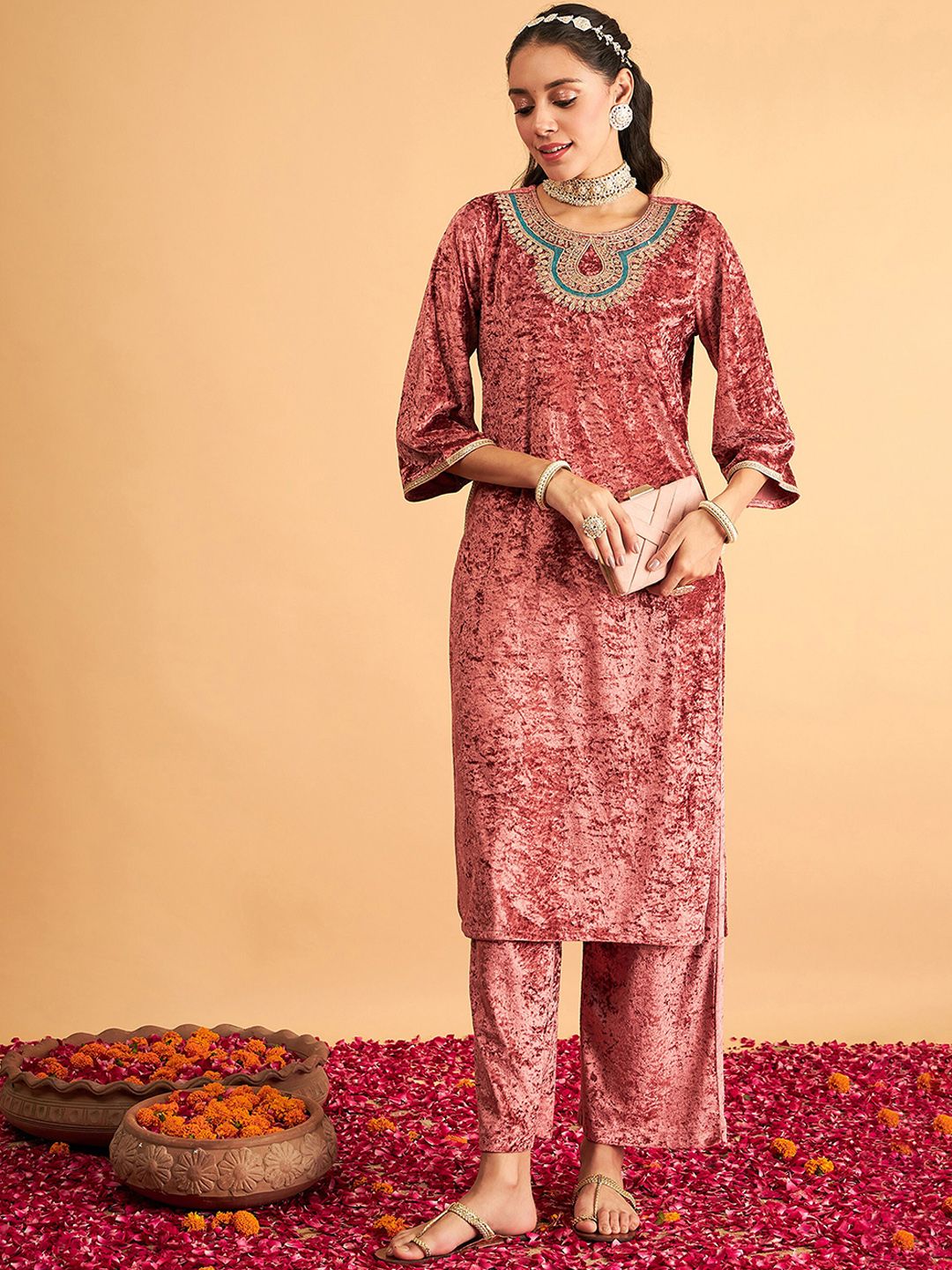 Shae by SASSAFRAS Ethnic Motifs Yoke Design Thread Work Velvet Kurta