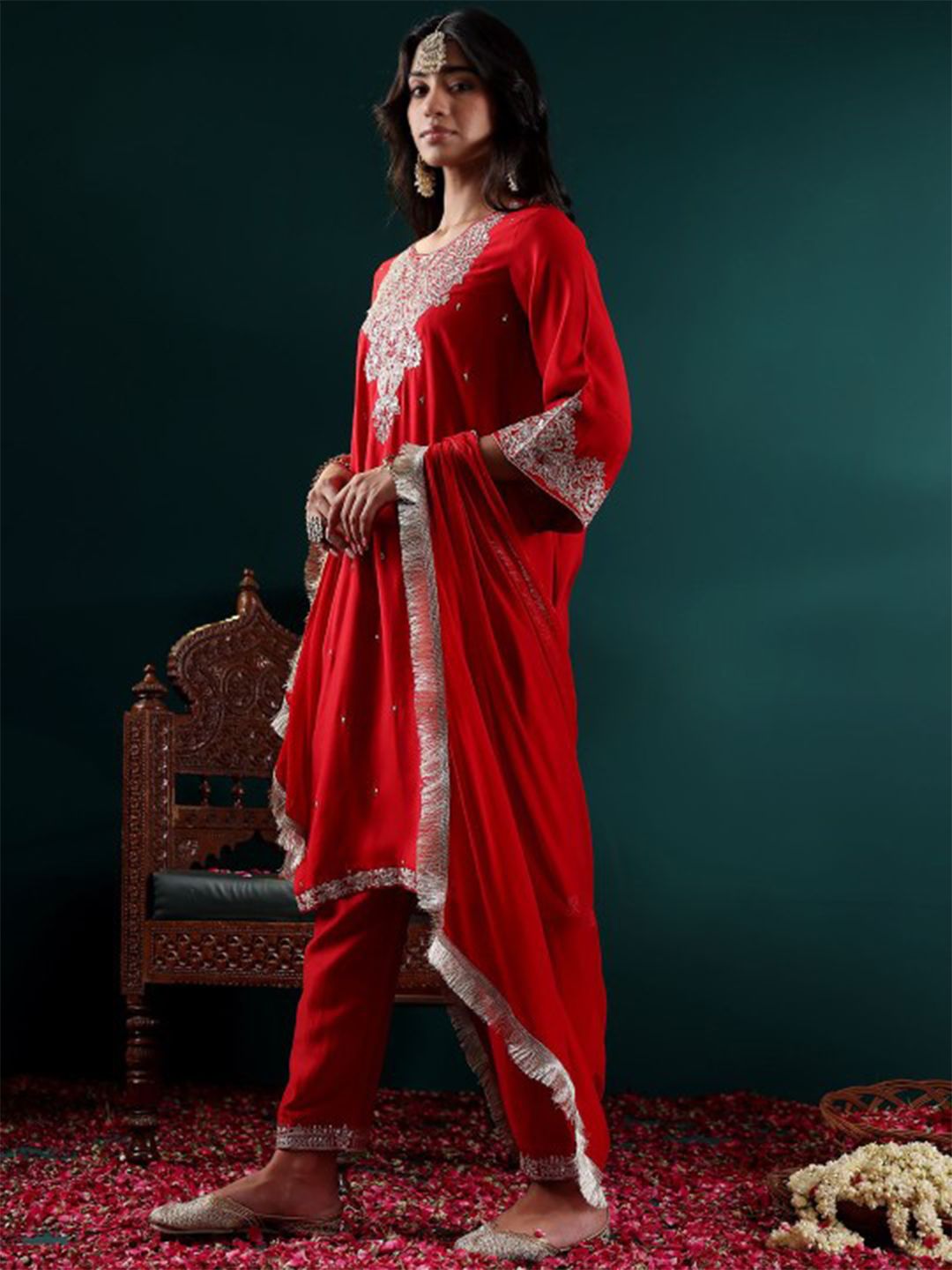 Varanga Women Floral Embroidered Regular Kurta with Trousers & With Dupatta
