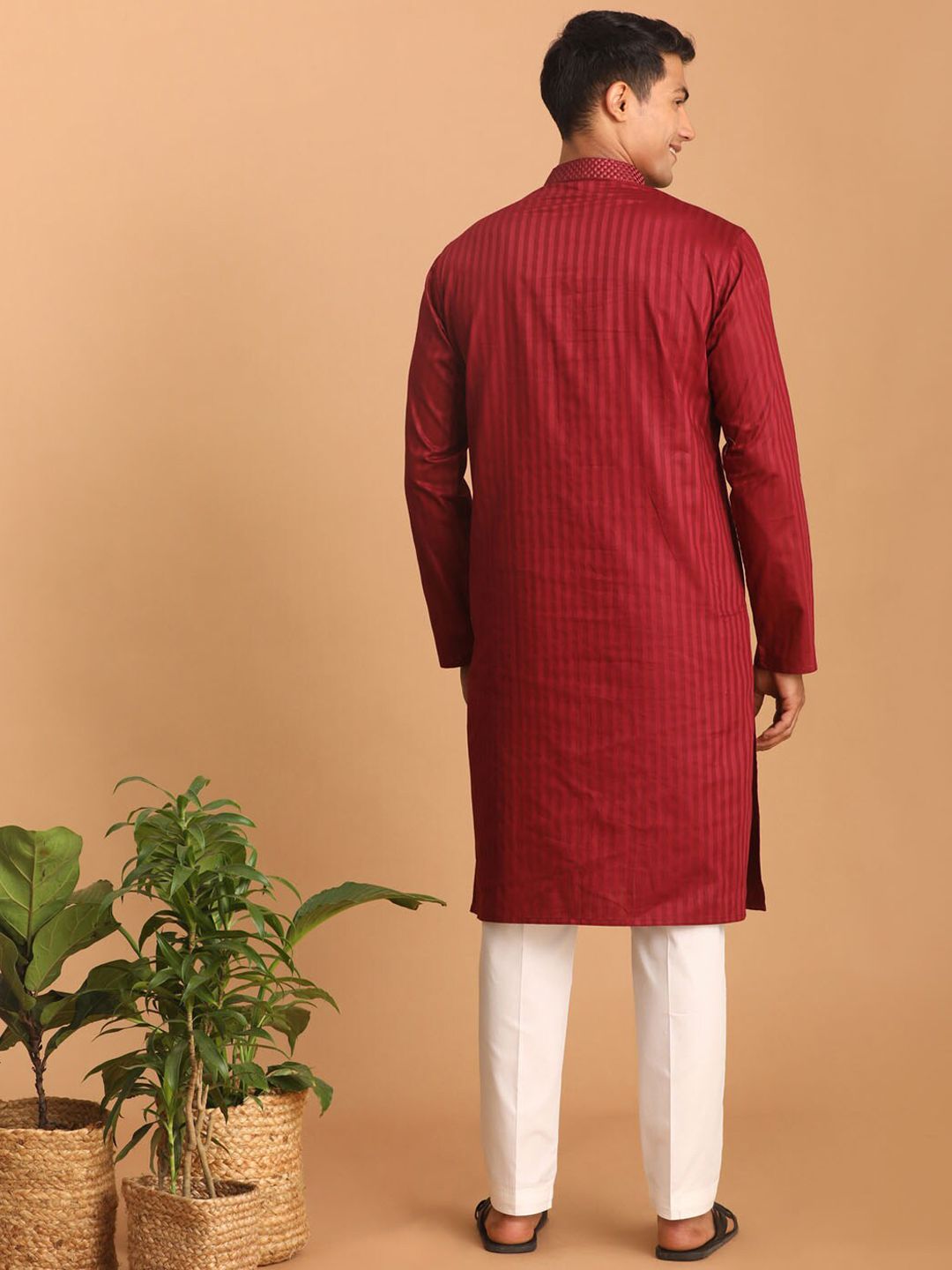 VASTRAMAY Striped Thread Work Kurta with Pyjamas