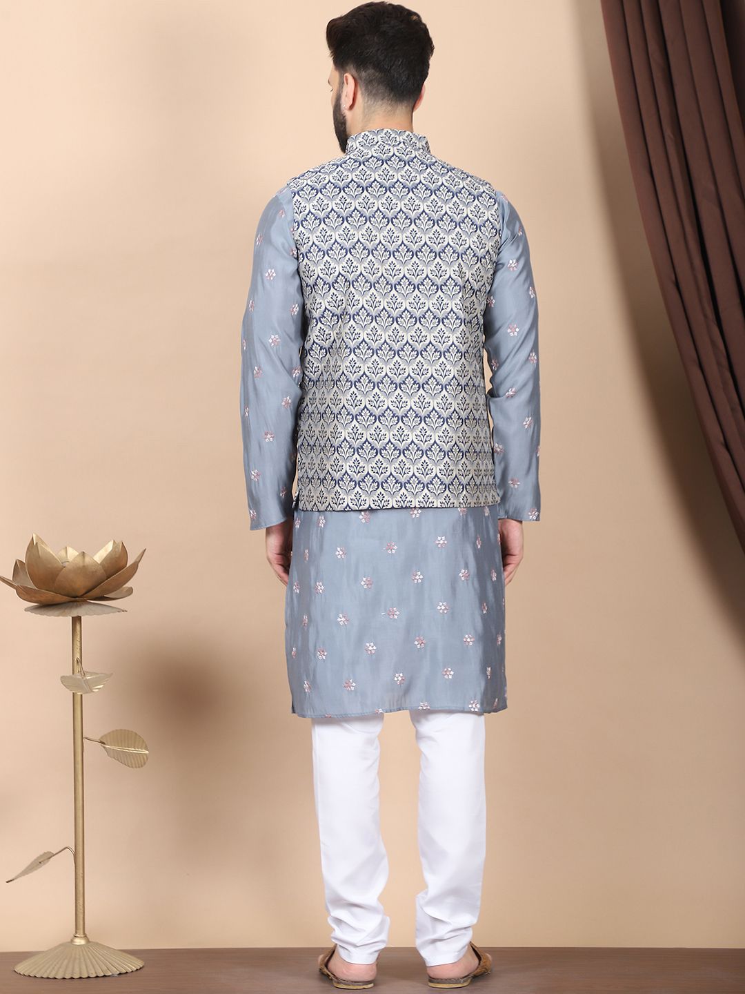 Kurta Sutera Kapas Bersulam Bunga Kelabu Anouk dengan Jaket Churidar & Nehru
