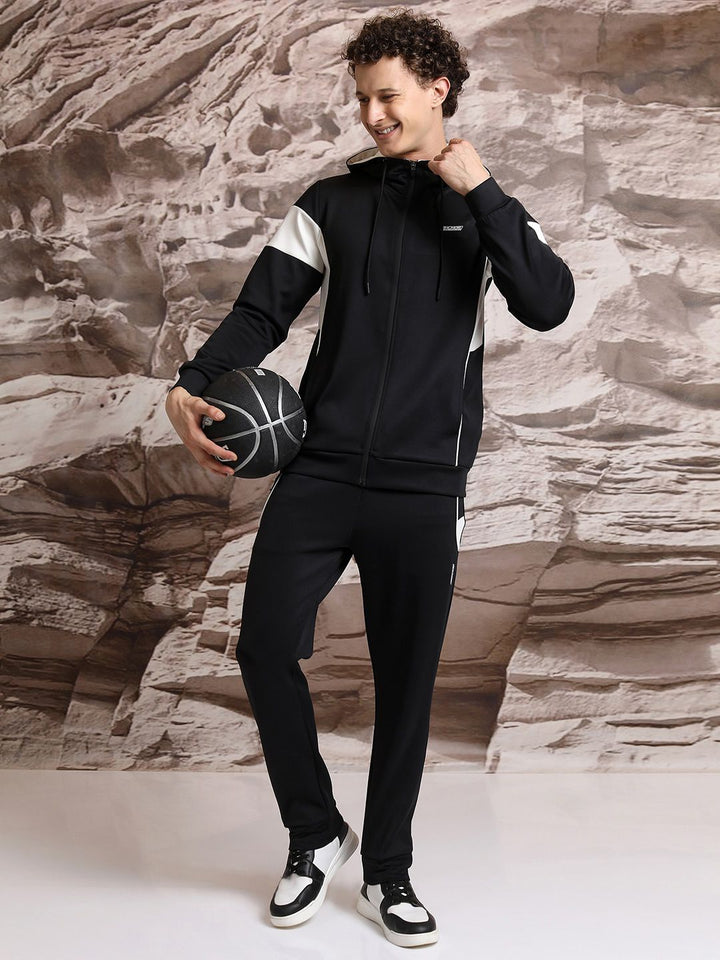 Highlander berkerudung dengan sweatshirt leher tinggi yang sesuai dengan seluar