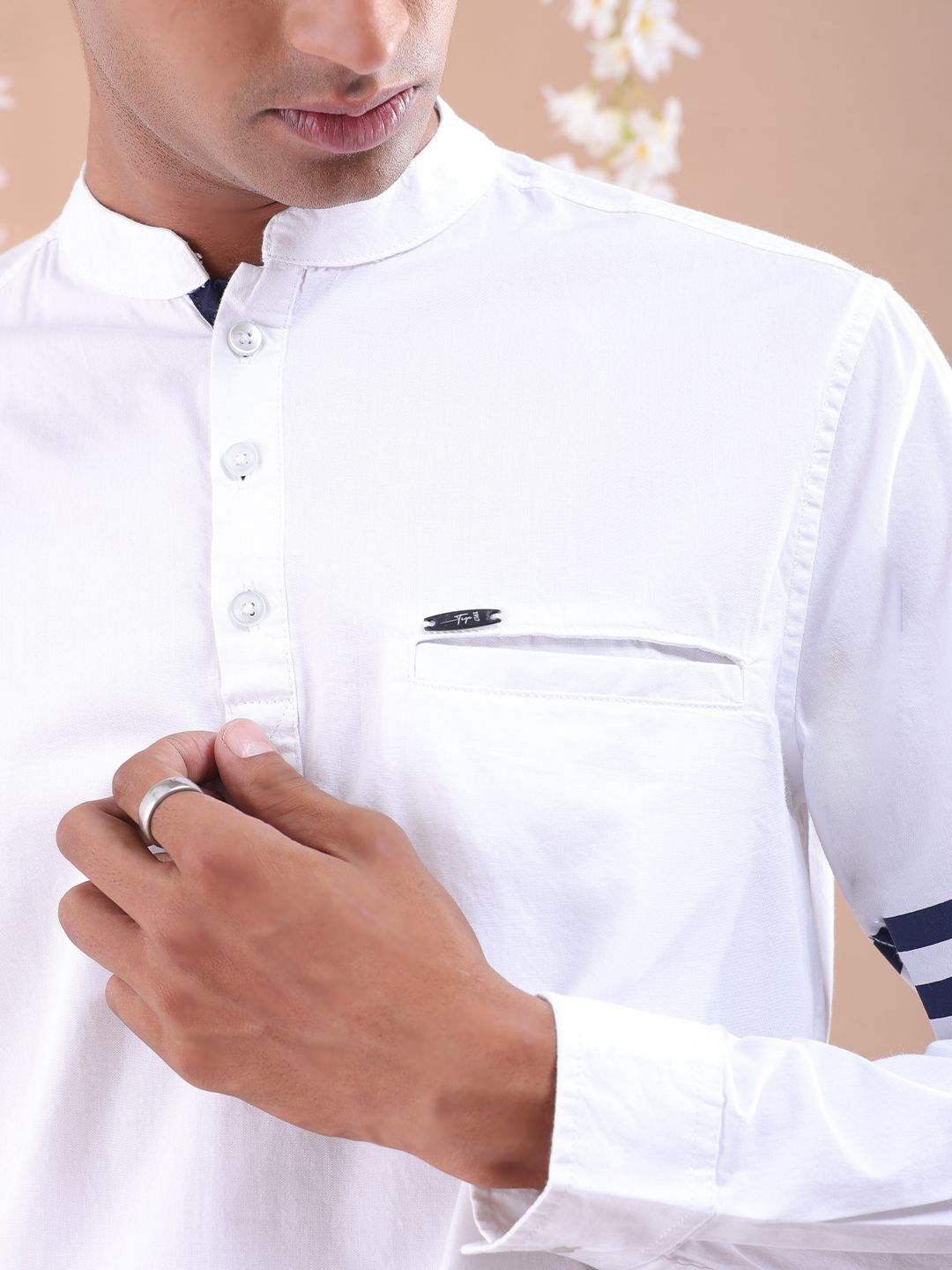 The Indian Garage Co Men White Solid Kurta with stripe detail