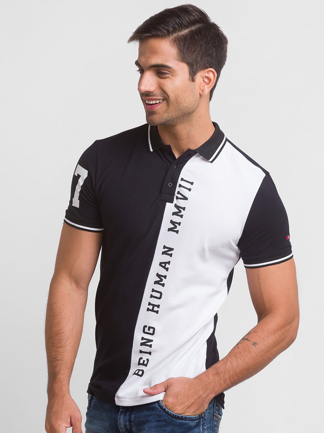 Menjadi Lelaki Manusia T-Shirt Kolar Polo Hitam & Putih