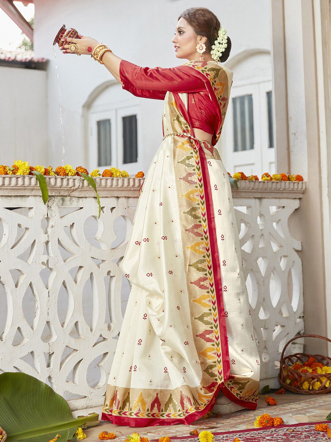 Saree mall Off White & Red Floral Zari Silk Blend Banarasi Sarees