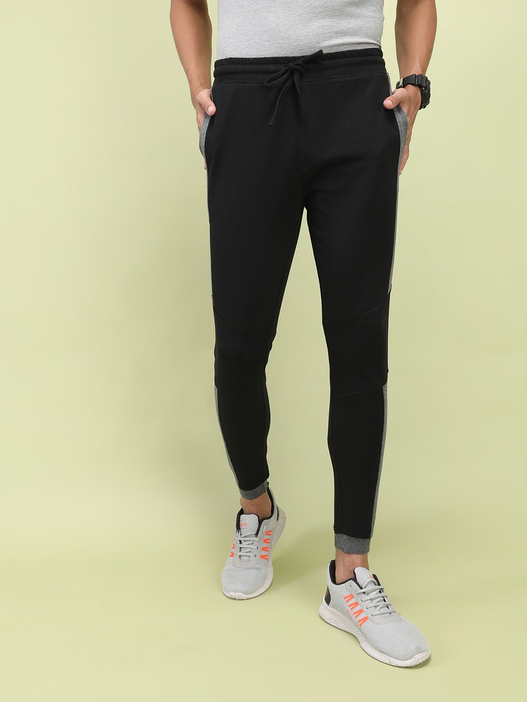 The Indian Garage Co Men Black Solid Joggers dengan Butiran Tersekat Warna