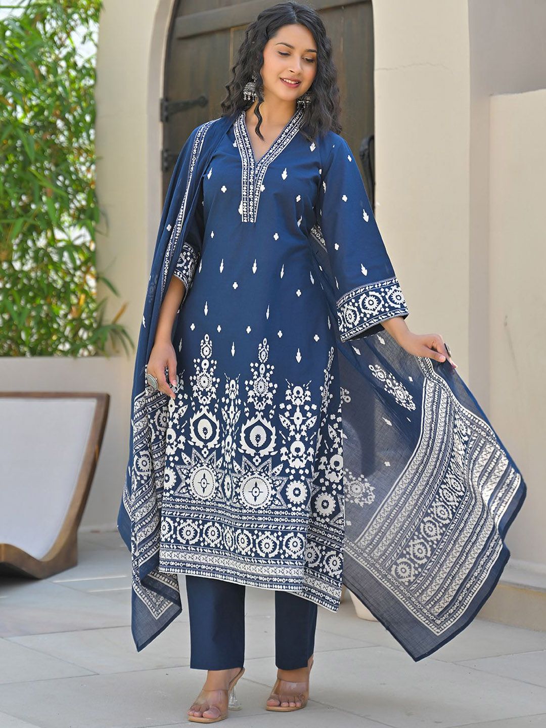 Varanga Women Floral Printed Regular Kurta with Trousers & With Dupatta