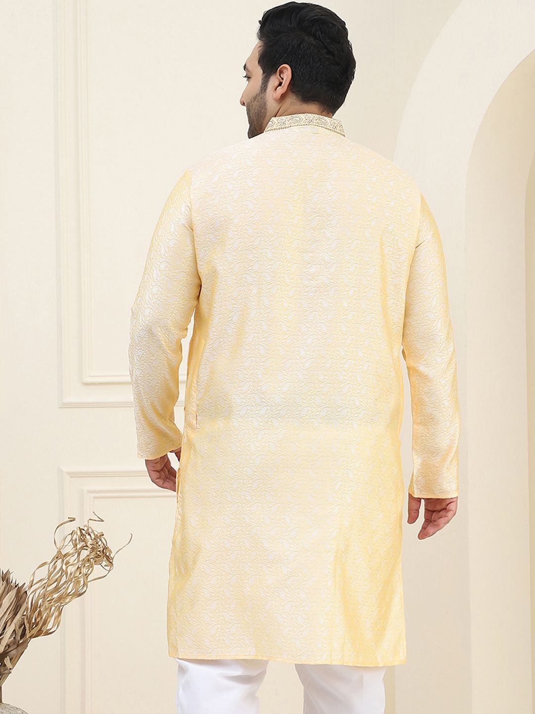 SOJANYA PLUS Lelaki Kuning & Putih Motif Etnik Sulam Kerja Benang Kurta