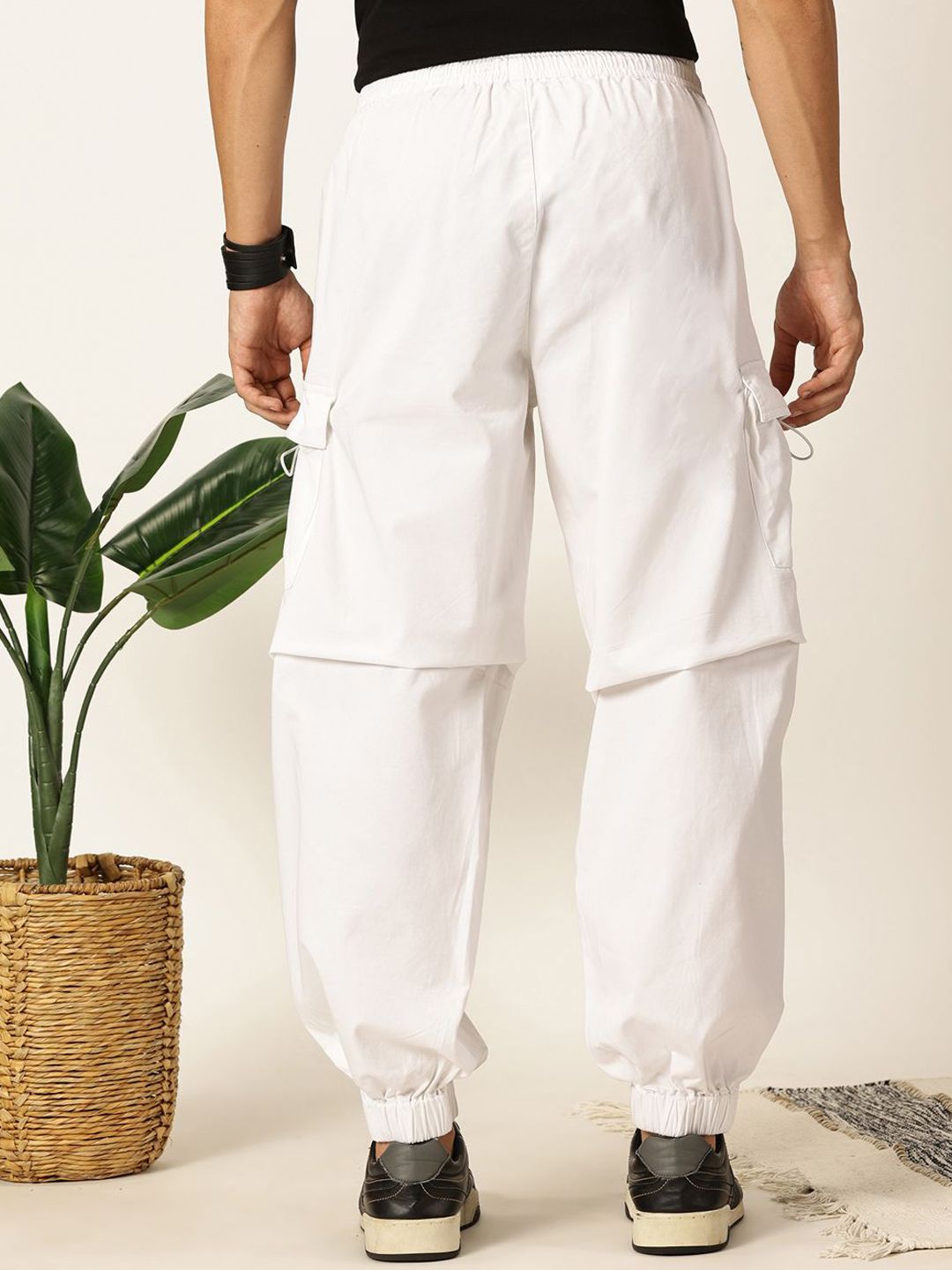 Thomas Scott Men Comfort Mid-Rise Easy Wash Cargos Trousers