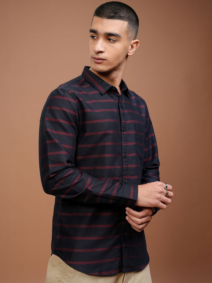 Highlander Men Navy Blue & Maroon Slim Fit bergaris baju kasual
