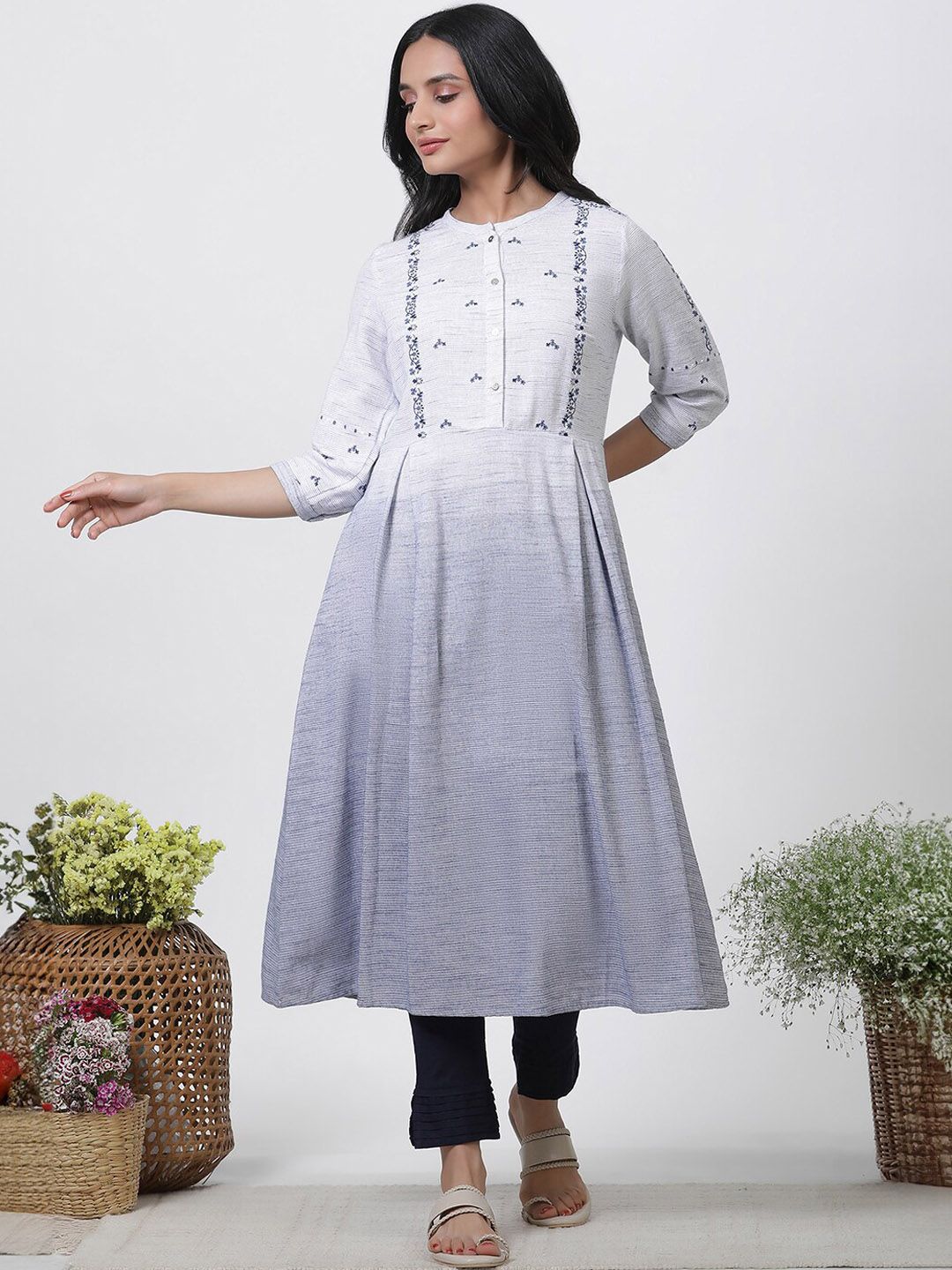 W Women Ethnic Motifs Striped Regular Thread Work Pure Cotton Kurta With Trousers
