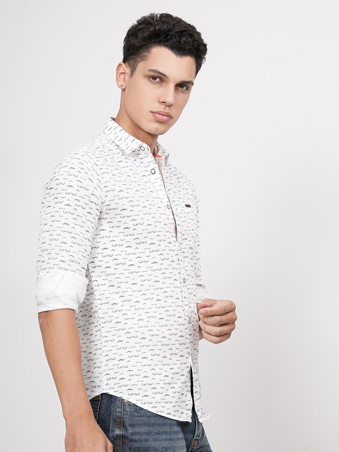 The Indian Garage Co Men White & Navy Blue Slim Fit Printed Casual Shirt