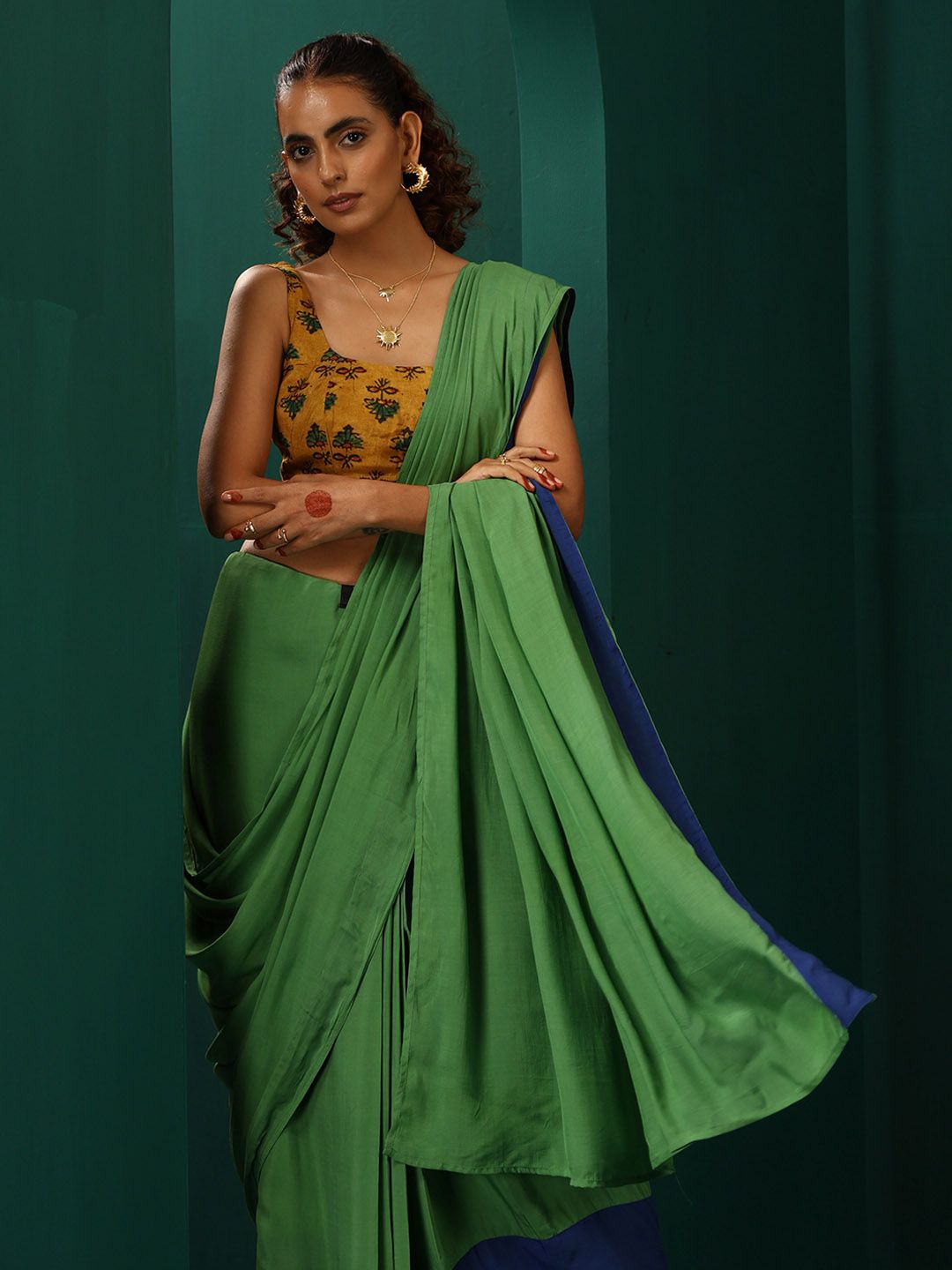 trueBrowns Floral Printed Muslin Silk Saree Blouse