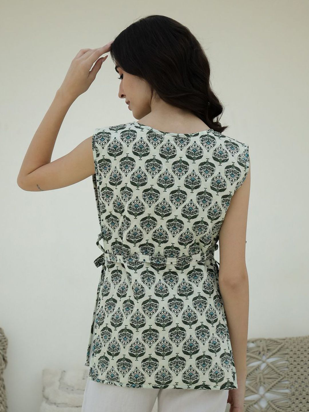 Sanskrutihomes jaket selimut leher bulat bercetak bunga