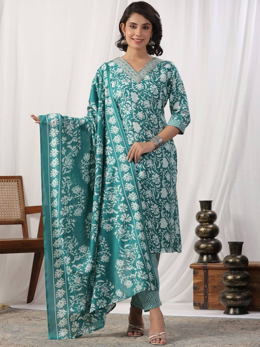 Varanga Women Floral Printed Regular Kurta with Trousers & With Dupatta