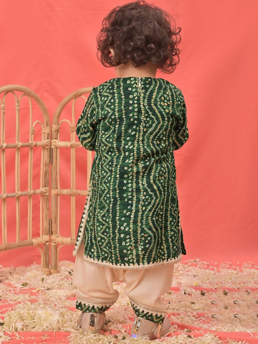 VASTRAMAY Girls Bandhani Printed Kurta With Patiala