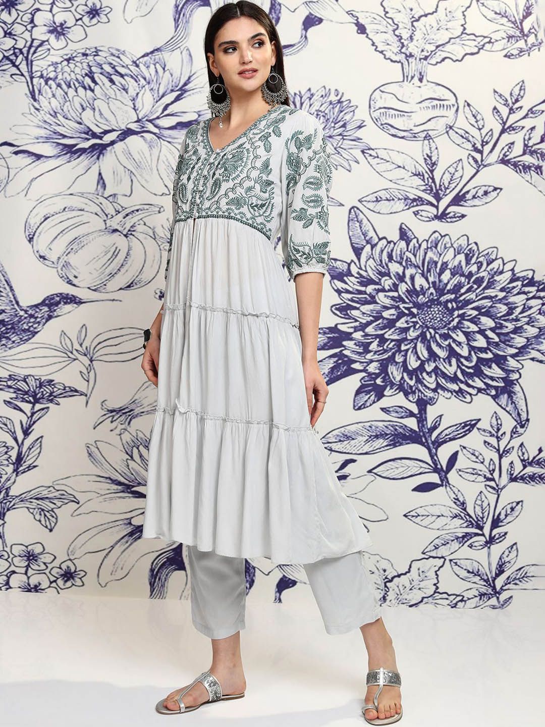 Vishudh Ethnic Motifs Embroidered V-Neck Thread Work Straight Kurta With Trousers