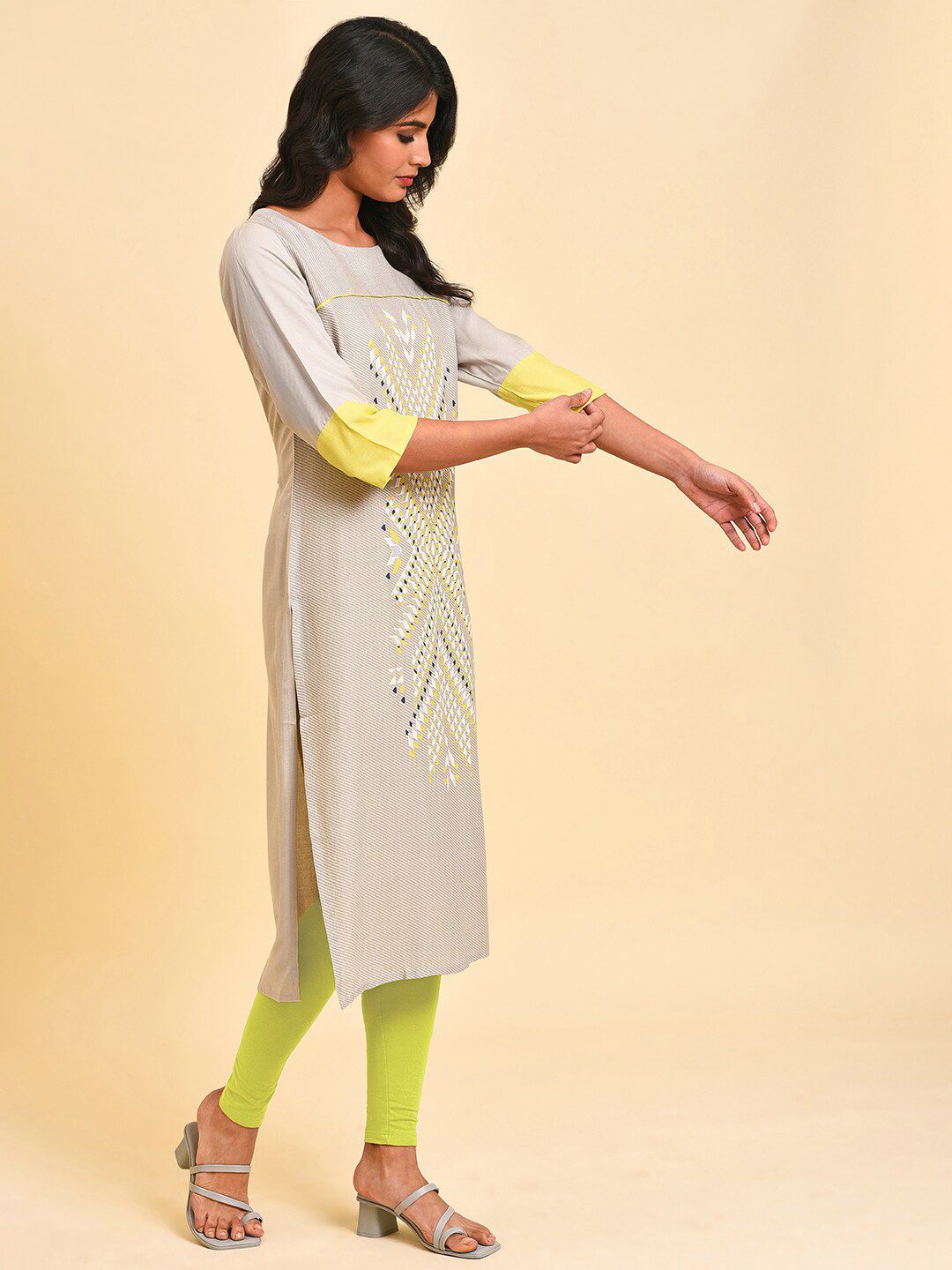 W Geometric Printed Regular Kurta With Leggings