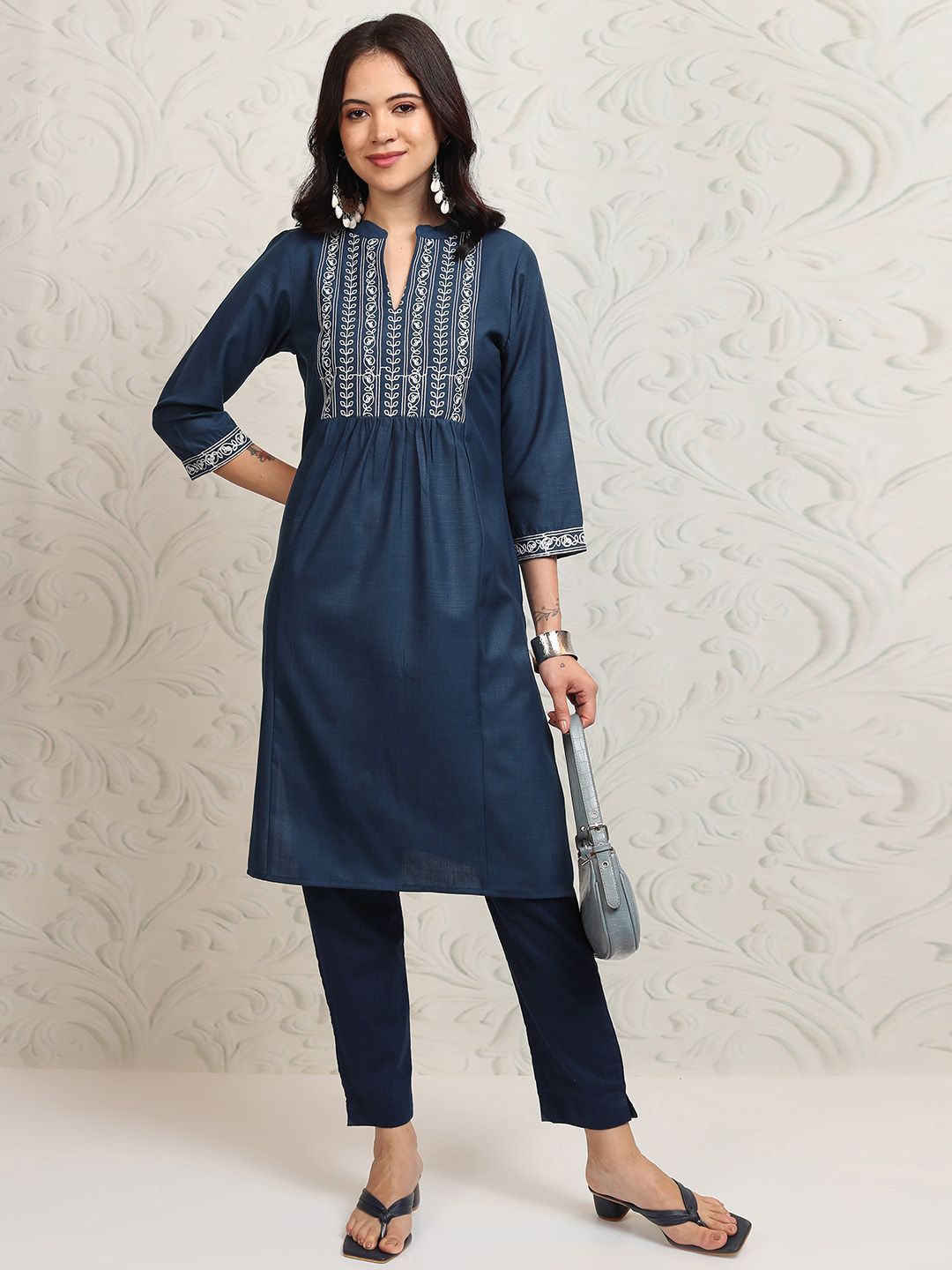 Vishudh Women Embroidered Flared Sleeves Thread Work Kurta